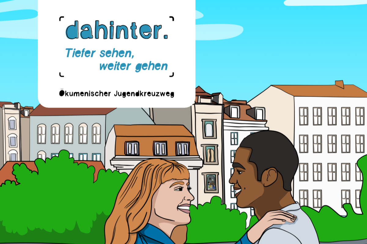Das Bild zeigt eine farbenfrohe Zeichnung vor einem hellblauen Himmel mit einzelnen weißen Wolken. Im Vordergrund stehen zwei Personen dicht beieinander. Hinter ihnen ist eine Reihe mehrstöckiger Gebäude mit vielen Fenstern zu sehen, teilweise mit roten Dächern. Davor wachsen grüne Büsche. Links oben im Bild befindet sich ein weißes Feld mit dem Schriftzug: „dahinter. – Tiefer sehen, weiter gehen“. Darunter steht „Ökumenischer Jugendkreuzweg“.