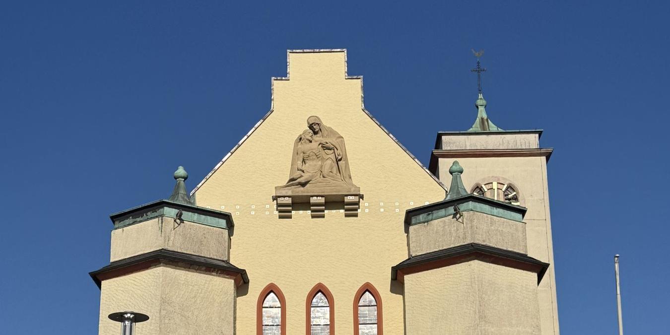 Außenansicht - restaurierte Pieta über dem Hauptportal der Kirche St. Marien Schmelz-Außen (September 2025)