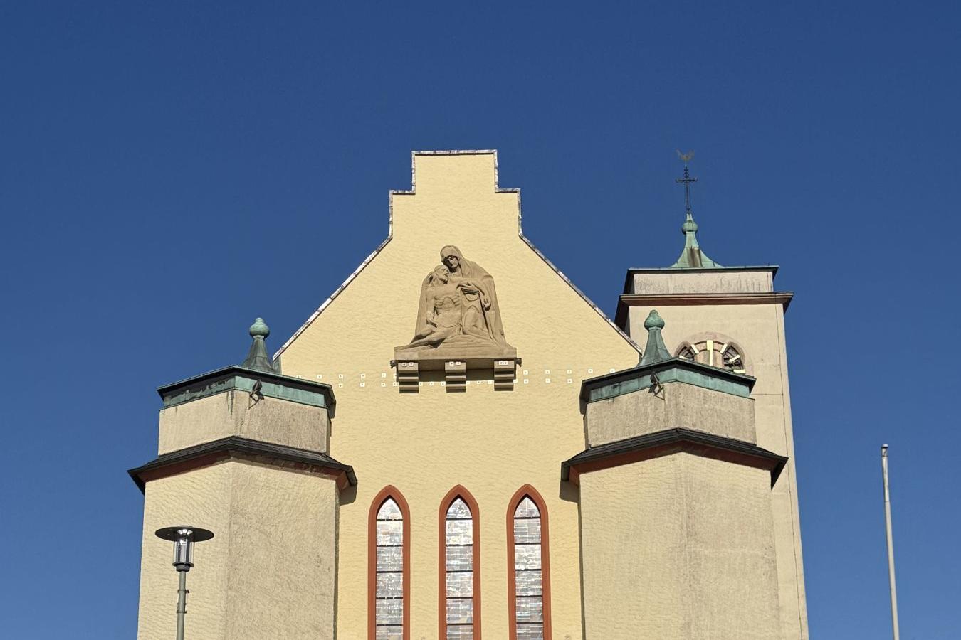 Außenansicht - restaurierte Pieta über dem Hauptportal der Kirche St. Marien Schmelz-Außen (September 2025)