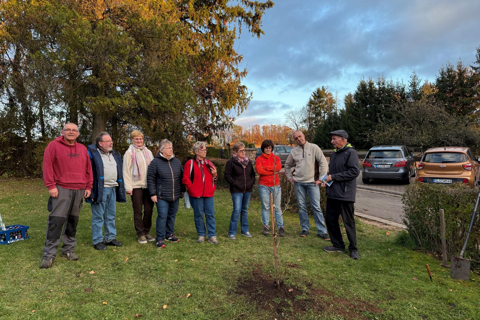 Saarwaldverein OG Schmelz und Kolpingsfamilie Schmelz St. Marien bei der Baumpflanzaktion