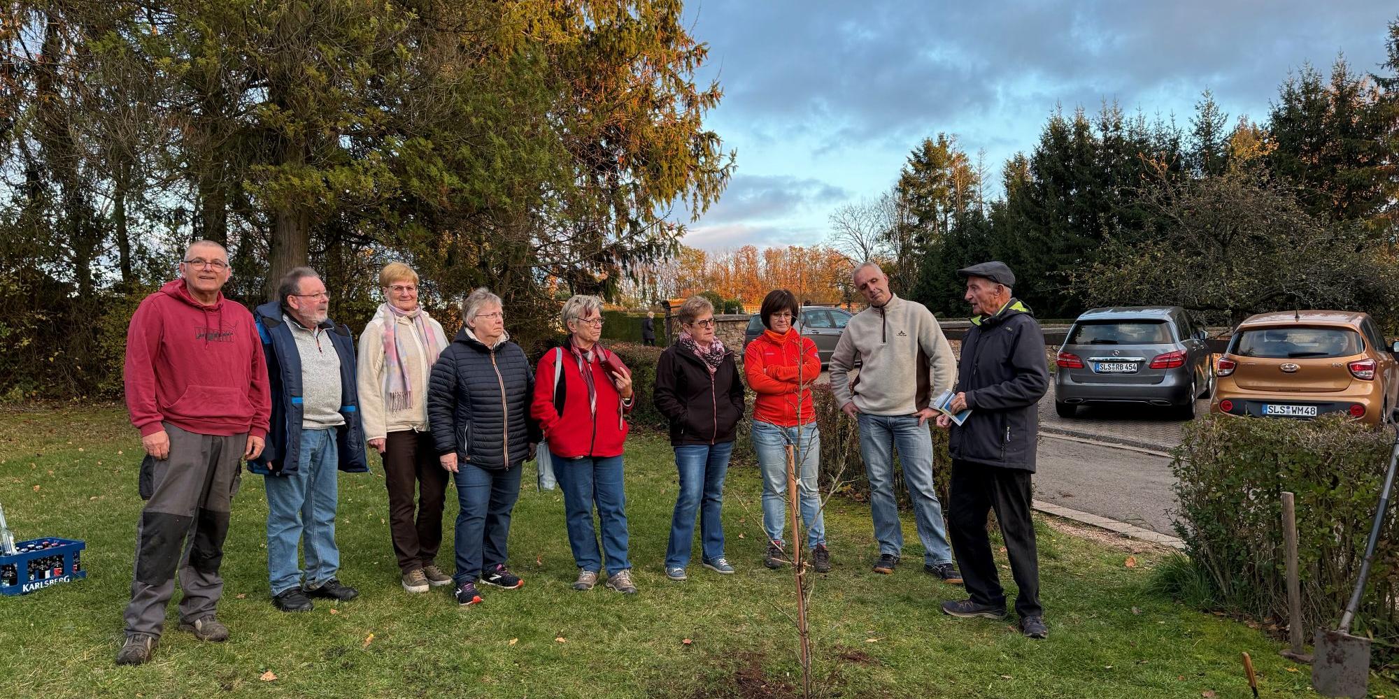 Saarwaldverein OG Schmelz und Kolpingsfamilie Schmelz St. Marien bei der Baumpflanzaktion