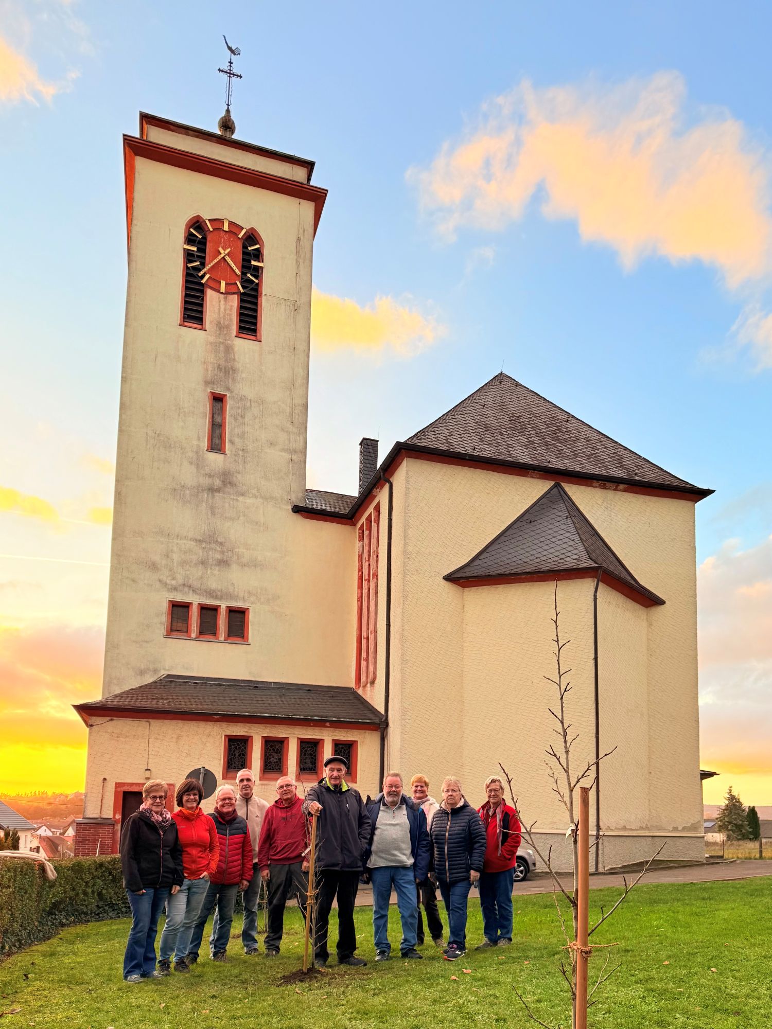Saarwaldverein OG Schmelz und Kolpingsfamilie Schmelz St. Marien bei der Baumpflanzaktion