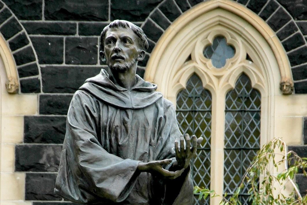 Bronzestatue des Heiligen Franz von Assisi
