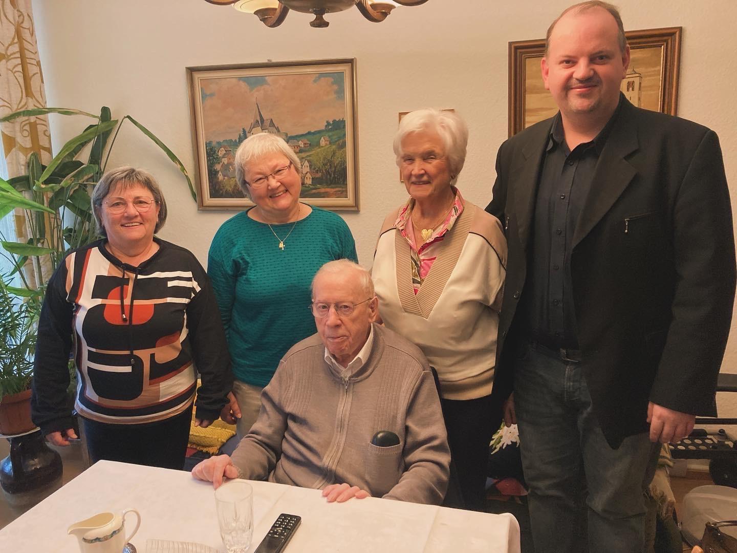 von links nach rechts: Gertrud Krämer-Petry und Monika Adam (Lokales Team Außen), Pfarrer i. R. Richard Koch, Monika Haus (frühere Küsterin), Ortsvorsteher Thomas Lamberti