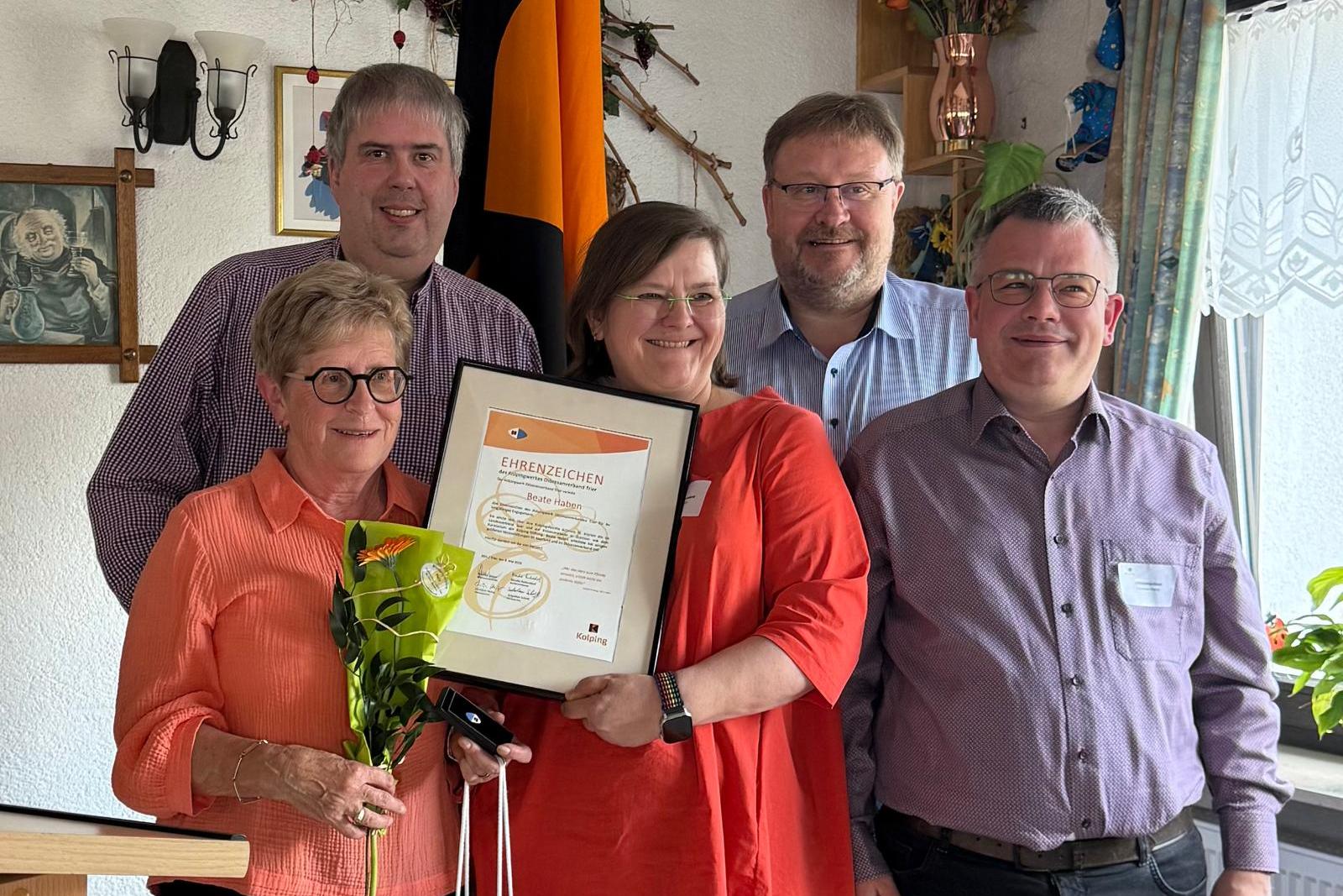 Beate Haben erhält das Ehrenzeichen des Kolpingwerkes