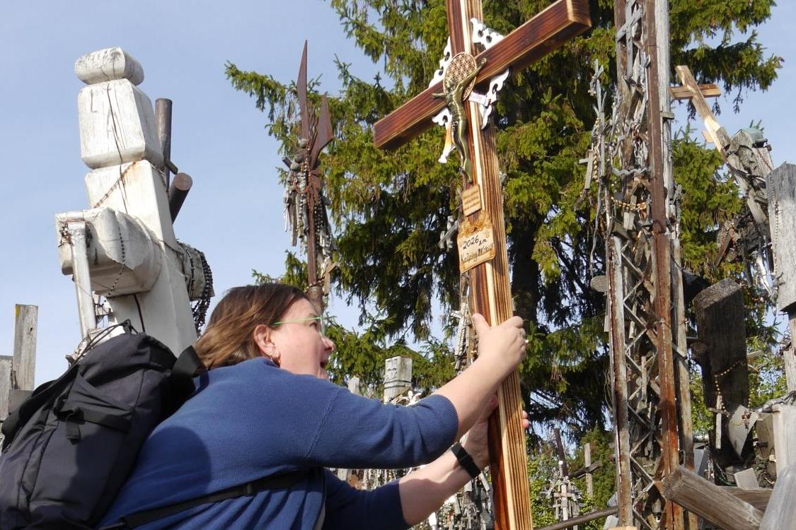 Aufstellen eines Kreuzes am litauischen Wallfahrtsort Kryžių kalnas