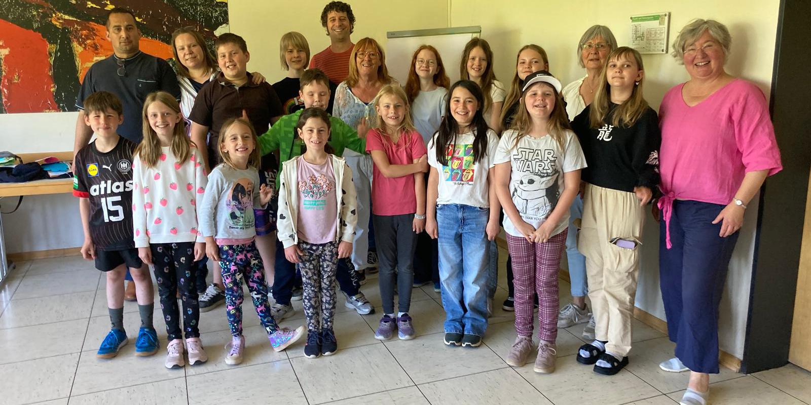 Kinder und Betreuer/-innen der Jungen Kantorei Schmelz