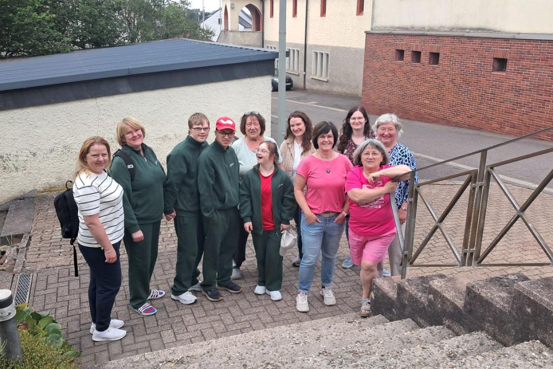 v.l.n.r.:  Delegation aus Litauen: Jurga Simaite, Irina Katiniene, Matas Barkauskas, Kiril Kalasnik sowie Goda Cepolyte; Lokales Team Außen: Anita Leidinger, Ricarda Leidinger, Katharina Hilker, Sarah Risch, Gertrud Krämer-Petry und Gabi Fröhlich