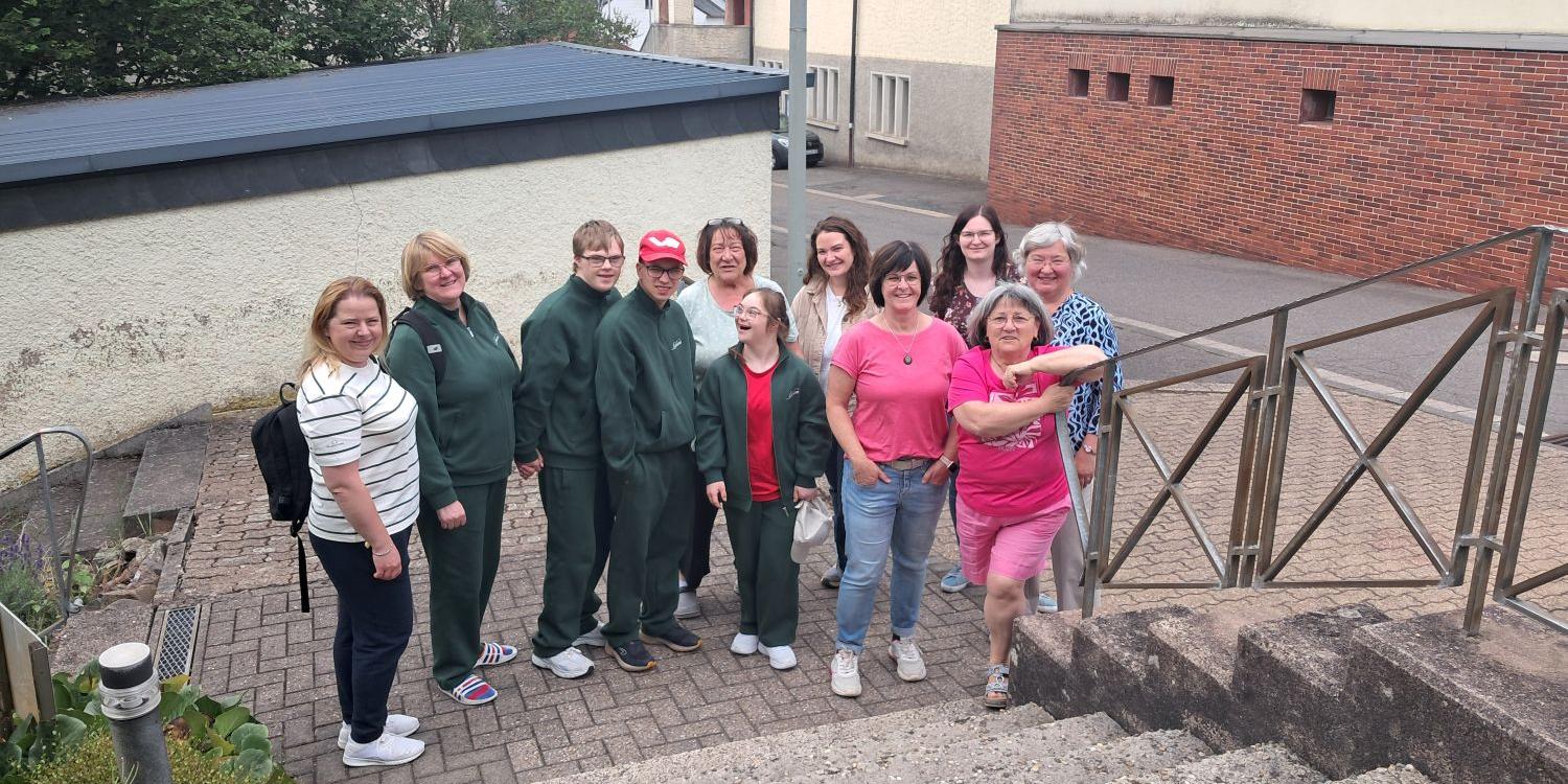 v.l.n.r.: Delegation aus Litauen: Jurga Simaite, Irina Katiniene, Matas Barkauskas, Kiril Kalasnik sowie Goda Cepolyte; Lokales Team Außen: Anita Leidinger, Ricarda Leidinger, Katharina Hilker, Sarah Risch, Gertrud Krämer-Petry und Gabi Fröhlich