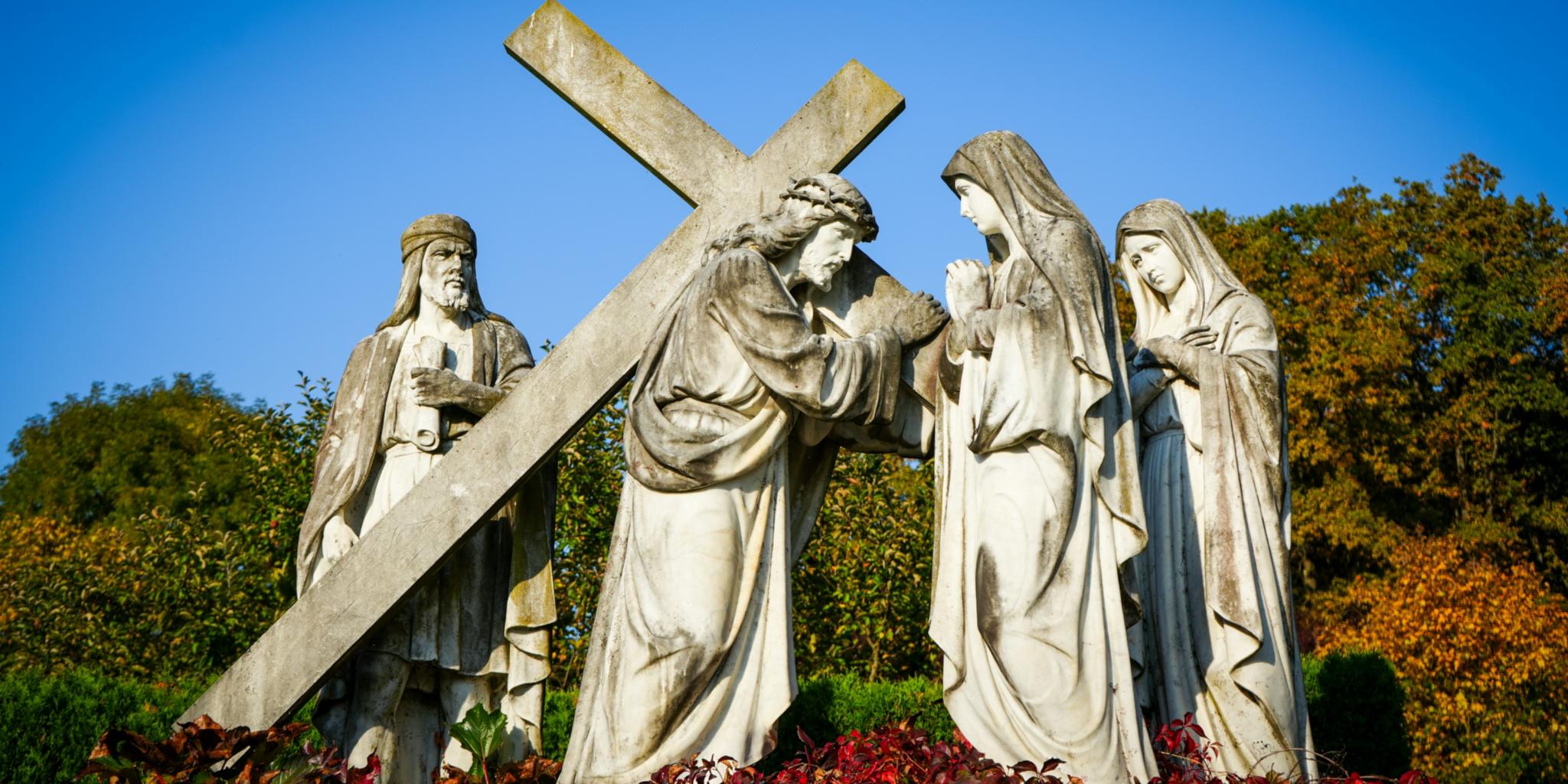 Statuen, die Jesus darstellen, der das Kreuz mit Frauen trägt