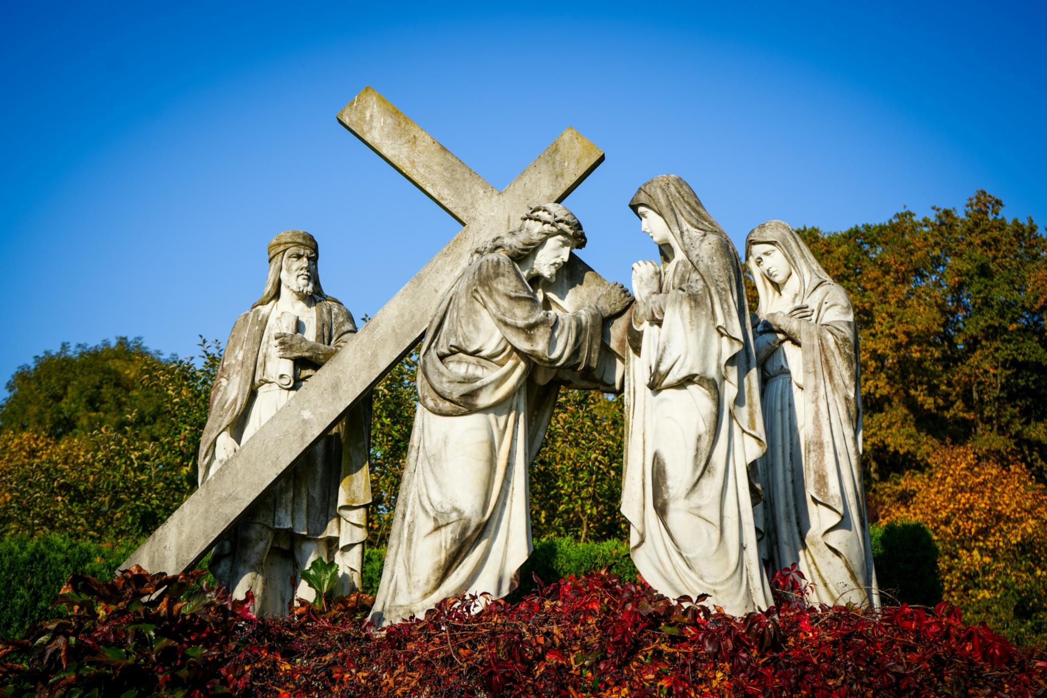 Statuen, die Jesus darstellen, der das Kreuz mit Frauen trägt