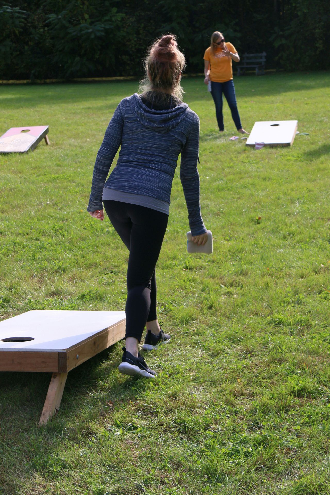 zwei Frauen spielen Sackloch
